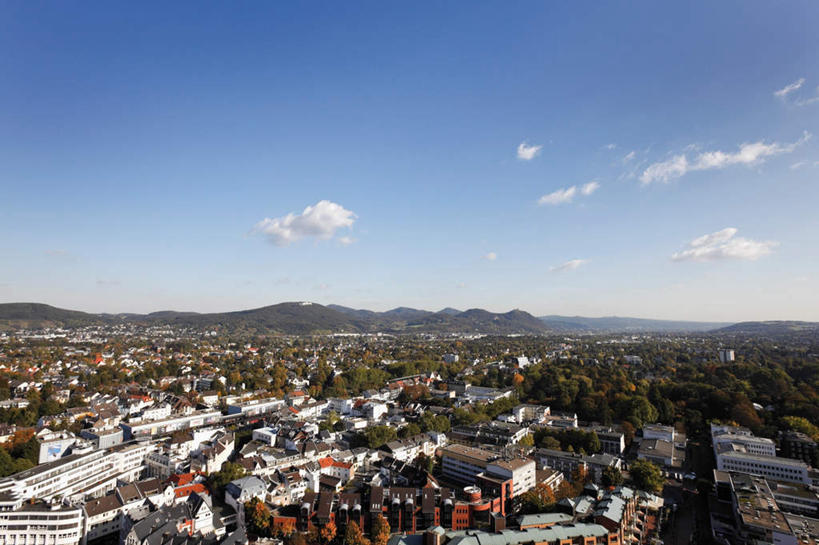 无人,家,横图,俯视,航拍,室外,白天,度假,美景,山,山脉,植物,城市风光,城市,建筑,德国,欧洲,阴影,光线,瓦片,影子,房屋,屋顶,屋子,景观,山峰,云,云朵,公寓,山峦,云彩,顶棚,瓦,娱乐,洋房,楼房,住宅,树,树木,蓝色,绿色,白云,蓝天,天空,阳光,自然,群山,天,享受,休闲,景色,放松,建造,生长,晴朗,成长,西欧,鸟瞰,屋瓦,德意志联邦共和国,北威州,北莱茵.威斯特法伦州,波恩,晴空,彩图,高角度拍摄,房子