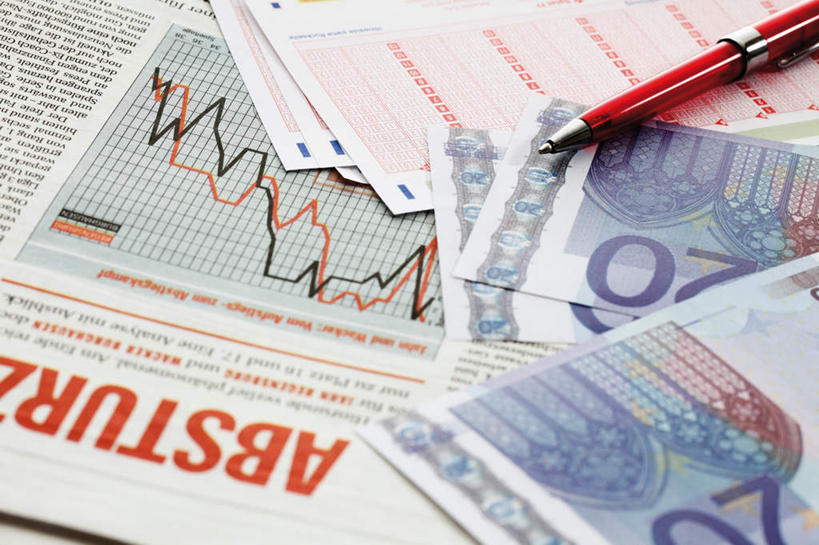 无人,横图,俯视,室内,特写,白天,钱,数据,静物,一堆,许多,堆叠,堆积,分析,曲线,英文,笔,标志,钱币,数字,图表,文字,字符,字母,办公用品,表格,很多,欧元,标识,水笔,文具,学习用品,K线图,钞票,金融,纸币,摄影,阿拉伯数字,影棚,经济,堆,英文字母,文具用品,统计,一支,折线,指标,销售,目标,业绩,流通,纸钞,贸易,折线图,K线,蜡烛图,货币,现金,彩图,高角度拍摄,影棚拍摄,拍摄