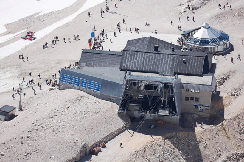 站,横图,俯视,室外,白天,旅游,度假,石头,美景,山,山脉,德国,欧洲,行人,游客,游人,服装,石子,景观,山顶,山峰,山峦,许多人,娱乐,路人,旅客,缆车,衣服,自然,交通工具,群山,站着,一群人,享受,休闲,景色,放松,服饰,衣着,西欧,穿着,自然风光,索道,德意志联邦共和国,巴伐利亚,巴伐利亚州,拜恩州,拜恩自由州,衣饰,颠峰,极峰,缆索铁路,过客,楚格峰,男人,男性,女人,女性,中年男性,中年女性,石块,岩石,站立,彩图,高角度拍摄,全身