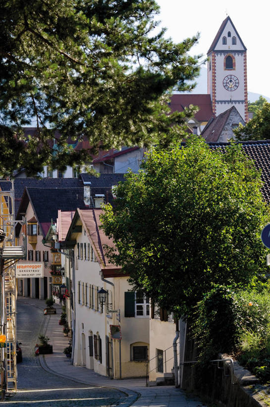 无人,家,教堂,竖图,室外,白天,正面,旅游,度假,名胜古迹,植物,标志建筑,道路,地标,建筑,路,德国,欧洲,节日,遗迹,房屋,屋子,云,云朵,公寓,建筑群,小路,交通,云彩,古迹,文化,文物,娱乐,建设,古建筑,洋房,楼房,住宅,树,树木,蓝色,绿色,白云,蓝天,天空,自然,天,祈祷,享受,休闲,健康,旅游胜地,放松,许愿,宗教,信仰,生长,晴朗,成长,纪念,祈求,西欧,信念,古文明,德意志联邦共和国,巴伐利亚,巴伐利亚州,拜恩州,拜恩自由州,平安,晴空,彩图,房子,大教堂,礼拜堂