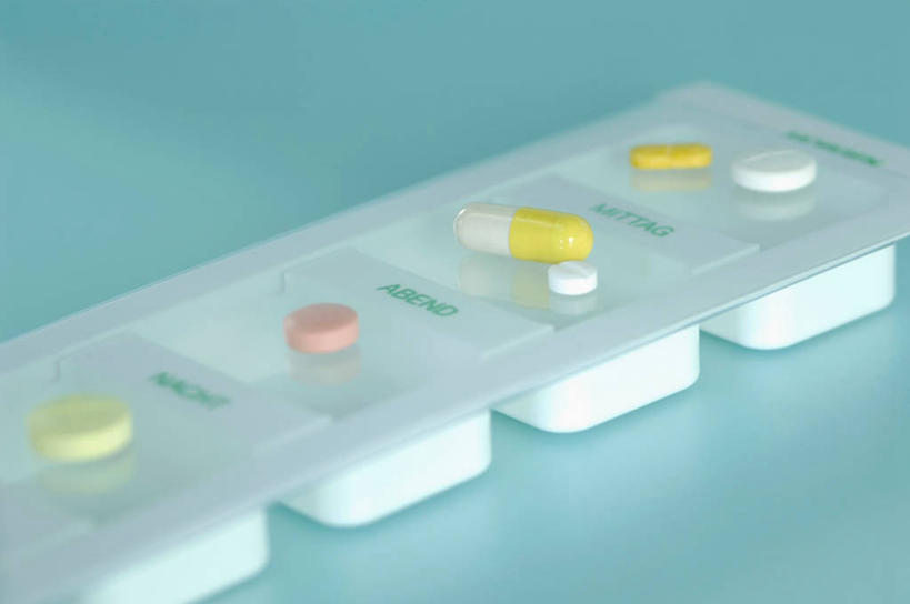 无人,横图,室内,特写,白天,正面,安全,静物,许多,蓝色背景,药剂,塑料,防护,胶囊,盒子,容器,塑料制品,药品,治疗,摄影,影棚,储藏,保护,药物,医疗,储存,保险,预防,平安,彩图,影棚拍摄,拍摄,贮存