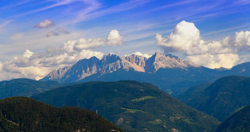 无人,横图,俯视,室外,白天,旅游,度假,草地,草坪,石头,美景,山,山脉,植物,意大利,欧洲,阴影,光线,石子,影子,景观,山顶,山峰,云,云朵,山峦,云彩,娱乐,草,树,树木,蓝色,绿色,白云,蓝天,天空,阳光,自然,群山,天,享受,休闲,景色,放松,生长,晴朗,成长,南欧,自然风光,意大利共和国,颠峰,极峰,南蒂罗尔,石块,岩石,晴空,彩图,高角度拍摄