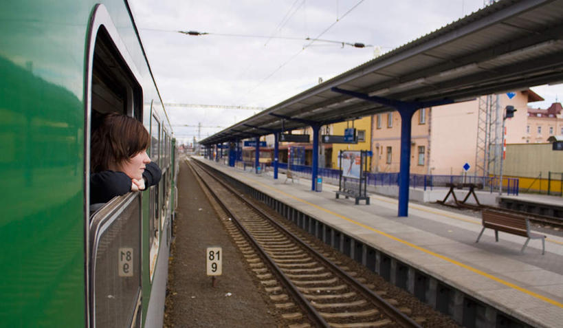 西方人,一个人,坐,横图,室内,白天,正面,火车,欧洲,欧洲人,仅一个年轻女性,仅一个女性,仅一个人,服装,轨道,站台,铁轨,注视,休闲装,月台,车,衣服,交通工具,观察,看,休闲,休闲服,服饰,观看,察看,关注,年轻女性,女人,女性,白种人,坐着,半身,彩图