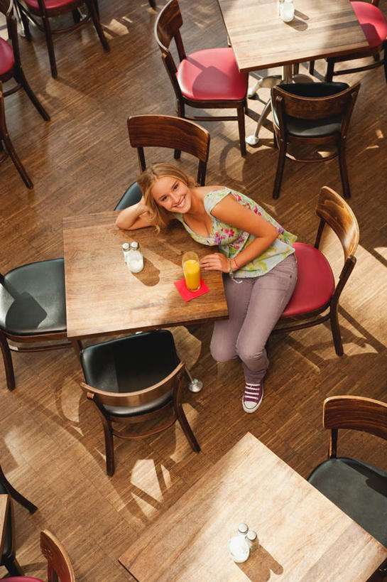 西方人,一个人,坐,竖图,俯视,室内,白天,餐桌,桌子,杯子,椅子,欧洲,欧洲人,仅一个年轻女性,仅一个女性,仅一个人,撑,服装,注视,休闲装,玻璃制品,衣服,水杯,观察,看,休闲,休闲服,金色,服饰,餐台,观看,靠背,察看,撑着,关注,咖啡店,咖啡屋,年轻女性,女人,女性,白种人,长发,卷发,玻璃杯,坐着,彩图,高角度拍摄,全身,咖啡馆