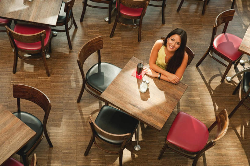 西方人,一个人,坐,双手交叉,横图,俯视,室内,白天,餐桌,桌子,杯子,椅子,欧洲,欧洲人,仅一个年轻女性,仅一个女性,仅一个人,服装,注视,休闲装,玻璃制品,衣服,黄色,黑色,水杯,观察,看,休闲,休闲服,服饰,餐台,观看,靠背,察看,双手抱胸,关注,咖啡店,咖啡屋,年轻女性,女人,女性,白种人,长发,玻璃杯,坐着,半身,彩图,高角度拍摄,咖啡馆