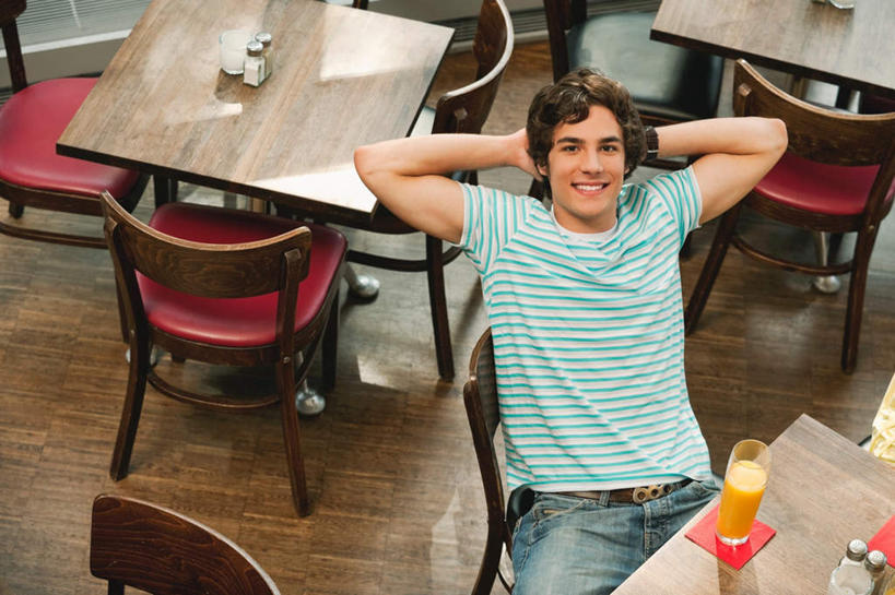 西方人,一个人,坐,笑,微笑,露齿笑,横图,俯视,室内,白天,餐桌,桌子,杯子,椅子,欧洲,欧洲人,仅一个男性,仅一个人,条纹,服装,注视,休闲装,玻璃制品,仅一个年轻男性,衣服,水杯,观察,看,休闲,休闲服,服饰,餐台,观看,靠背,察看,双手抱头,关注,咖啡店,咖啡屋,男人,男性,年轻男性,白种人,玻璃杯,坐着,半身,彩图,高角度拍摄,咖啡馆