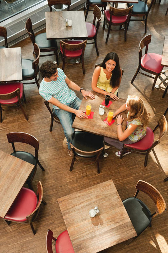 西方人,三个人,坐,竖图,俯视,室内,白天,餐桌,桌子,杯子,椅子,欧洲,欧洲人,撑,条纹,服装,托腮,注视,休闲装,玻璃制品,衣服,水杯,观察,看,托,休闲,休闲服,服饰,餐台,观看,靠背,察看,关注,托下巴,咖啡店,咖啡屋,男人,男性,年轻男性,年轻女性,女人,女性,白种人,玻璃杯,坐着,彩图,高角度拍摄,全身,咖啡馆