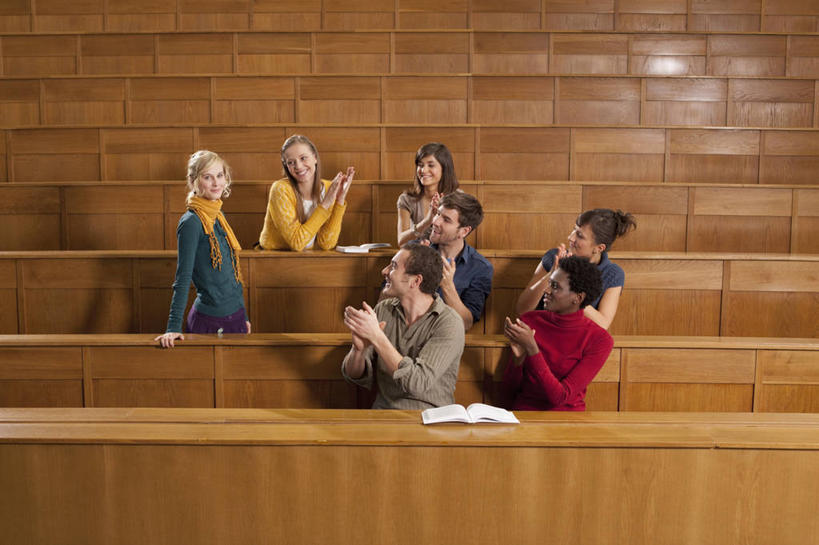 西方人,伙伴,朋友,学校,教学楼,站,坐,笑,鼓掌,微笑,露齿笑,横图,室内,白天,正面,毛衣,友谊,桌子,书籍,欧洲,非洲,黑人,欧洲人,一排,服装,整齐,装饰,许多人,扭头,注视,休闲装,书桌,校园,排列,衣服,课桌,围巾,观察,看,站着,转头,一群人,休闲,教室,温暖,同学,休闲服,服饰,围脖,观看,保暖,华丽,点缀,察看,御寒,校友,队列,关注,线衫,衬托,美观,雅致,雅观,同窗,学友,毛线衣,绒线衣,友情,男人,男性,年轻男性,年轻女性,女人,女性,白种人,非洲人,书,图书,拍手,站立,坐着,半身,彩图,绒衣,套衫,套头毛衣,线衣,教学大楼,报告厅