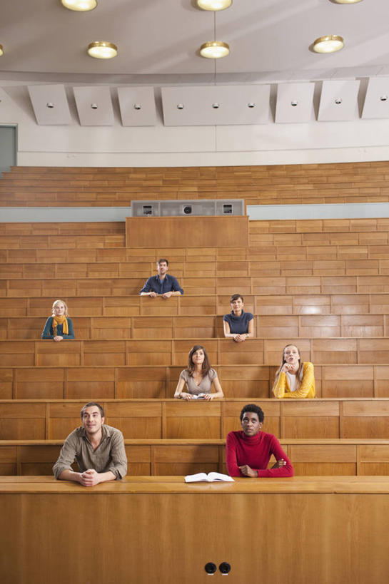 西方人,伙伴,朋友,学校,教学楼,坐,竖图,室内,白天,正面,毛衣,友谊,桌子,书籍,欧洲,非洲,黑人,欧洲人,一排,撑,服装,整齐,装饰,许多人,托腮,注视,休闲装,书桌,校园,排列,衣服,课桌,围巾,观察,看,托,一群人,休闲,教室,温暖,同学,休闲服,服饰,围脖,观看,保暖,华丽,点缀,察看,御寒,校友,队列,关注,托下巴,线衫,衬托,美观,雅致,雅观,同窗,学友,毛线衣,绒线衣,友情,男人,男性,年轻男性,年轻女性,女人,女性,白种人,非洲人,书,图书,坐着,半身,彩图,绒衣,套衫,套头毛衣,线衣,教学大楼,报告厅