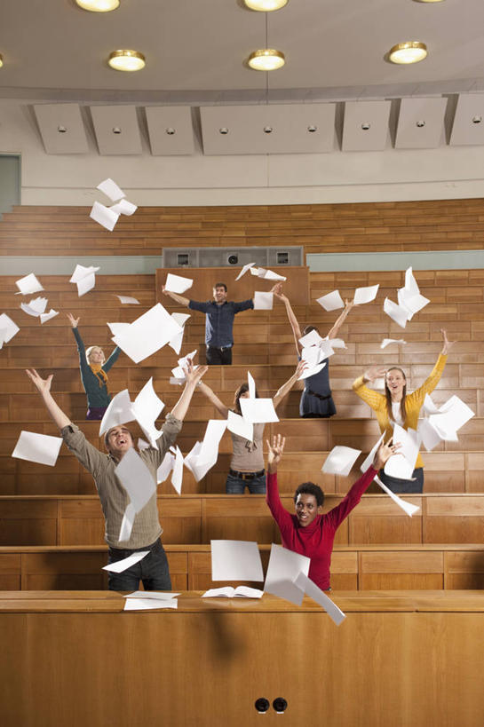 西方人,伙伴,朋友,学校,教学楼,站,投,举,笑,微笑,露齿笑,竖图,室内,白天,正面,毛衣,友谊,桌子,欧洲,非洲,黑人,欧洲人,一排,服装,整齐,装饰,材料,档案,文件,纸,许多人,注视,休闲装,书桌,校园,排列,衣服,课桌,手稿,围巾,资料,观察,看,托,站着,一群人,休闲,教室,温暖,同学,休闲服,服饰,围脖,观看,保暖,华丽,证明,点缀,察看,御寒,校友,队列,关注,下降,文档,降落,线衫,衬托,美观,雅致,雅观,同窗,学友,降低,下跌,下落,毛线衣,绒线衣,友情,男人,男性,年轻男性,年轻女性,女人,女性,白种人,非洲人,举起,举手,举着,抛,扔,撒,抬头,向上举,向上伸,向上托,仰头,站立,掷,半身,彩图,绒衣,套衫,套头毛衣,线衣,教学大楼,报告厅