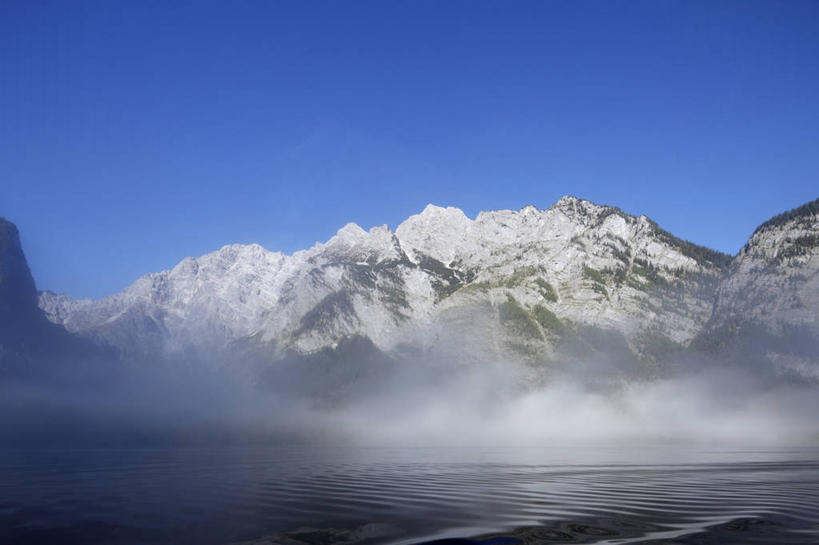 无人,公园,横图,室外,白天,正面,旅游,度假,湖,湖泊,美景,山,山脉,水,植物,雾,德国,欧洲,阴影,朦胧,模糊,光线,影子,湖面,景观,山峰,水流,水面,山峦,娱乐,树,树木,蓝色,绿色,蓝天,天空,阳光,自然,湖水,群山,天,享受,休闲,景色,放松,生长,晴朗,成长,迷雾,国家公园,西欧,自然风光,万里无云,德意志联邦共和国,巴伐利亚,巴伐利亚州,拜恩州,拜恩自由州,贝希特斯加登,贝希特斯加登县,贝希特斯加登国家公园,大雾,晴空,晴空万里,彩图