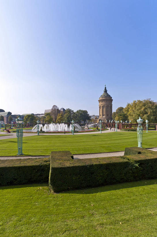 西方人,走,竖图,室外,白天,正面,度假,草地,草坪,美景,植物,城市风光,城市,喷泉,雕塑,德国,欧洲,欧洲人,行人,游客,游人,阴影,飞溅,服装,环保,艺术,装饰,溅,光线,雕刻,雕像,液体,影子,景观,水滴,防护,许多人,注视,休闲装,文化,娱乐,路人,旅客,水珠,草,树,树木,衣服,蓝色,绿色,蓝天,天空,阳光,自然,工艺品,天,观察,看,品味,一群人,享受,休闲,休闲服,景色,放松,服饰,生长,晴朗,成长,观看,纪念,美术,察看,西欧,关注,美好,美妙,喷洒,主题,间隔,水景,陈列,万里无云,德意志联邦共和国,功能,美学,美观,雅观,巴登.符腾堡,巴登.符腾堡州,巴符州,过客,曼海姆,绿篱,生篱,树篱,植篱,男人,男性,年轻男性,年轻女性,女人,女性,白种人,设计,晴空,晴空万里,步行,散步,走路,半身,彩图