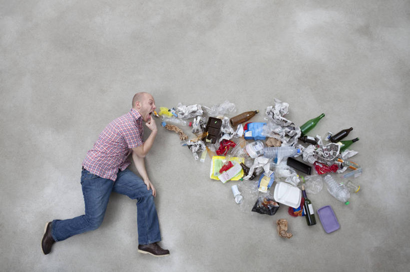 西方人,一个人,躺,横图,俯视,室内,白天,欧洲,欧洲人,仅一个男性,仅一个人,一堆,许多,堆叠,堆积,灰色背景,服装,裤子,环保,垃圾,很多,注视,牛仔裤,休闲装,玻璃制品,酒瓶,仅一个年轻男性,衣服,玻璃瓶,瓶子,观察,看,挖,休闲,休闲服,摄影,服饰,影棚,能源,观看,堆,回收,资源,察看,关注,利用,低碳,循环,持续,渣滓,卧着,男人,男性,年轻男性,白种人,躺着,卧,彩图,高角度拍摄,全身,影棚拍摄,拍摄