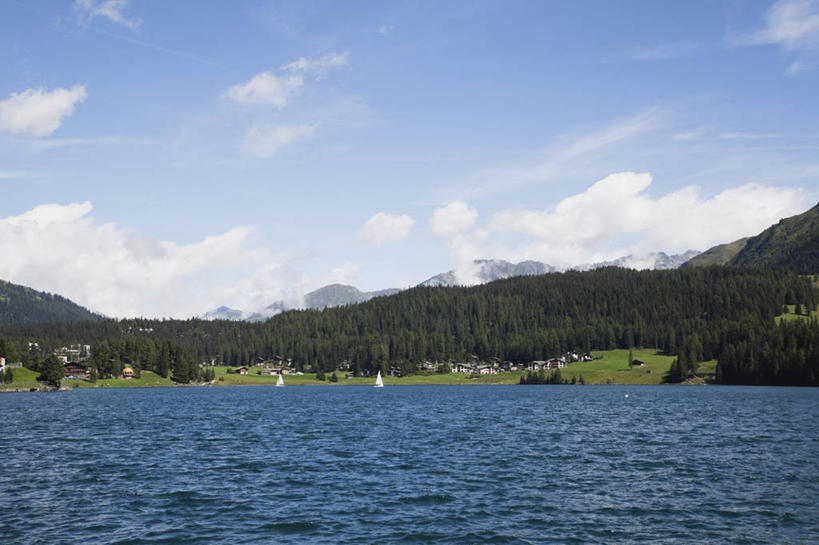 无人,横图,室外,白天,正面,旅游,度假,草地,草坪,湖,湖泊,石头,美景,山,树林,水,雪,雪山,植物,大雪,瑞士,欧洲,阴影,光线,石子,影子,冰,湖面,积雪,景观,山顶,山峰,水流,水面,雪景,云,云朵,冬季,冬天,山峦,云彩,娱乐,草,树,树木,蓝色,绿色,白云,蓝天,天空,阳光,自然,湖水,天,享受,休闲,景色,放松,寒冷,生长,晴朗,成长,冰冷,自然风光,中欧,沉积岩,严寒,瑞士联邦,冰凉,酷寒,凛冽,凛凛,极冷,格劳宾登州,颠峰,极峰,达沃斯,水成岩,石块,岩石,晴空,彩图