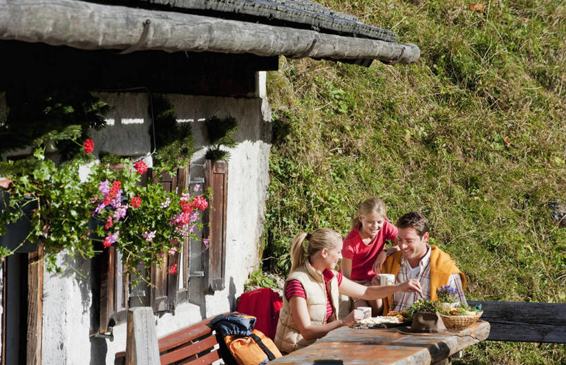 西方人,儿童,中年人,三个人,家庭,夫妻,母亲,父亲,女儿,家,站,坐,横图,室外,白天,正面,爱情,旅游,度假,纯洁,草地,草坪,美景,植物,桌面,桌子,叶子,椅子,奥地利,欧洲,欧洲人,吊挂,悬挂,阴影,服装,盛开,光线,木制,包,影子,房屋,木椅,屋子,景观,绿叶,浪漫,挂,花蕾,旅行包,注视,休闲装,娱乐,楼房,住宅,草,花,花瓣,花朵,鲜花,小孩,衣服,绿色,阳光,自然,背包,木制品,花苞,花蕊,观察,看,站着,享受,休闲,温暖,温馨,父女,母女,三口之家,一家人,休闲服,嫩叶,景色,恩爱,放松,父爱,可爱,母爱,童年,童趣,搭,恋人,服饰,观看,和睦,察看,搭着,关注,自然风光,童真,烂漫,无邪,中欧,首府,萨尔斯堡,奥地利共和国,旅游包,萨尔茨堡,萨尔茨堡州,天真,男人,男性,女孩,女人,女性,中年男性,中年女性,白种人,孩子,夫妇,情侣,叶,叶片,站立,坐着,半身,彩图,房子,蓬高地区圣约翰县,菲尔兹莫斯,伴侣,融洽,双肩包,女生