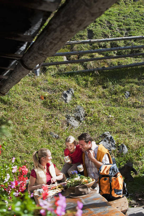 西方人,儿童,中年人,三个人,家庭,夫妻,母亲,父亲,女儿,站,坐,抱,笑,交叉,微笑,露齿笑,竖图,俯视,室外,白天,爱情,旅游,度假,纯洁,草地,草坪,美景,植物,桌面,桌子,竹子,奥地利,欧洲,欧洲人,阴影,竹制,服装,盛开,编织,光线,木制,包,篮子,影子,景观,浪漫,花蕾,旅行包,注视,休闲装,娱乐,草,花,花瓣,花朵,鲜花,小孩,衣服,绿色,阳光,自然,背包,木制品,竹篮,花苞,花蕊,观察,看,站着,享受,休闲,温暖,温馨,父女,母女,三口之家,一家人,休闲服,景色,恩爱,放松,父爱,可爱,母爱,童年,童趣,恋人,服饰,抱着,观看,竹条,交织,和睦,察看,竹制品,搂着,关注,自然风光,童真,烂漫,无邪,中欧,首府,萨尔斯堡,奥地利共和国,旅游包,萨尔茨堡,萨尔茨堡州,穿插,天真,男人,男性,女孩,女人,女性,中年男性,中年女性,白种人,孩子,夫妇,情侣,怀抱,搂,搂抱,相抱,拥抱,站立,坐着,半身,彩图,高角度拍摄,蓬高地区圣约翰县,菲尔兹莫斯,伴侣,融洽,双肩包,女生