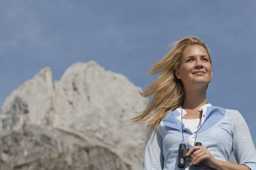 西方人,一个人,站,笑,微笑,横图,室外,白天,仰视,旅游,度假,仪器,科技,石头,美景,山,山脉,奥地利,欧洲,欧洲人,仅一个年轻女性,仅一个女性,仅一个人,眺望,握,阴影,服装,检查,研究,反射,分析,光线,科学,石子,望远镜,影子,景观,山顶,山峰,山峦,拿,拿着,注视,休闲装,娱乐,一个,衣服,蓝色,蓝天,天空,阳光,自然,群山,天,观察,看,站着,享受,休闲,休闲服,景色,放松,清晰,探索,握着,服饰,放大,晴朗,单个,观看,仔细,科研,察看,科学技术,瞭望,聚焦,关注,自然风光,中欧,远视镜,瞭望镜,沉积岩,万里无云,首府,萨尔斯堡,光学,清楚,双筒镜,双筒望远镜,奥地利共和国,萨尔茨堡,萨尔茨堡州,颠峰,极峰,水成岩,年轻女性,女人,女性,白种人,石块,岩石,晴空,晴空万里,站立,半身,彩图,低角度拍摄,蓬高地区圣约翰县,菲尔兹莫斯,光学仪器,千里镜