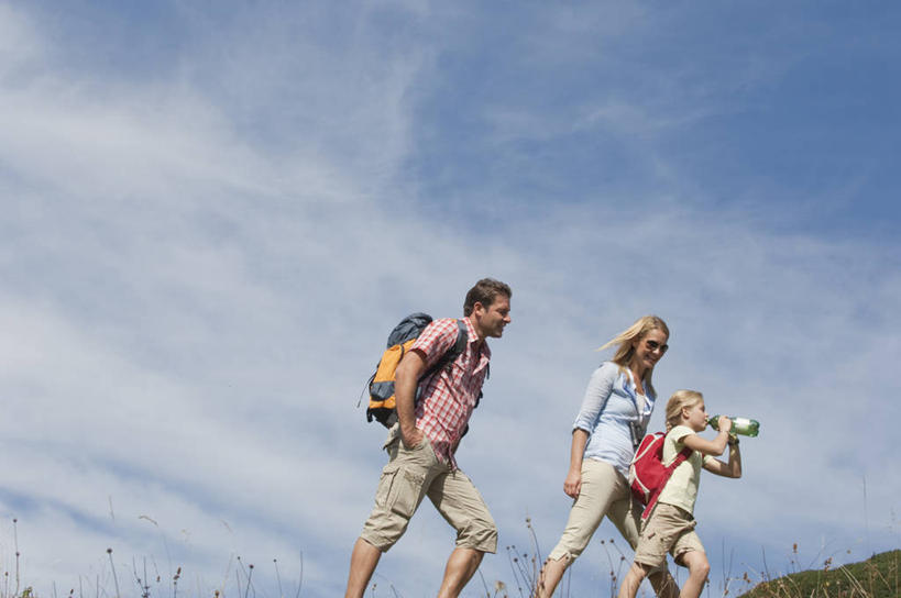 西方人,儿童,中年人,三个人,家庭,夫妻,母亲,父亲,女儿,走,横图,室外,白天,仰视,爱情,旅游,度假,纯洁,仪器,科技,草地,草坪,美景,植物,奥地利,欧洲,欧洲人,眺望,握,阴影,服装,检查,研究,反射,分析,光线,科学,包,墨镜,望远镜,眼镜,影子,景观,云,云朵,浪漫,拿,云彩,旅行包,拿着,注视,休闲装,娱乐,草,小孩,衣服,蓝色,绿色,白云,蓝天,天空,阳光,自然,背包,太阳镜,太阳眼镜,天,观察,看,享受,休闲,温暖,温馨,父女,母女,三口之家,一家人,休闲服,遮阳镜,景色,恩爱,放松,父爱,可爱,母爱,清晰,探索,童年,童趣,握着,恋人,服饰,放大,晴朗,观看,仔细,和睦,科研,察看,科学技术,瞭望,聚焦,关注,自然风光,童真,烂漫,无邪,中欧,远视镜,瞭望镜,首府,萨尔斯堡,光学,清楚,双筒镜,双筒望远镜,奥地利共和国,旅游包,萨尔茨堡,萨尔茨堡州,天真,男人,男性,年轻女性,女孩,女人,女性,中年男性,白种人,孩子,夫妇,情侣,晴空,步行,散步,走路,半身,彩图,低角度拍摄,蓬高地区圣约翰县,菲尔兹莫斯,伴侣,融洽,光学仪器,千里镜,双肩包,女生