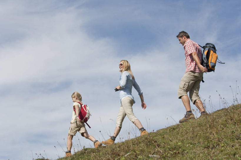 西方人,儿童,中年人,三个人,家庭,夫妻,母亲,父亲,女儿,走,横图,室外,白天,侧面,爱情,旅游,度假,纯洁,草地,草坪,美景,植物,奥地利,欧洲,欧洲人,一排,阴影,服装,整齐,光线,包,墨镜,眼镜,影子,景观,云,云朵,浪漫,云彩,旅行包,休闲装,娱乐,草,排列,小孩,衣服,蓝色,绿色,白云,蓝天,天空,阳光,自然,背包,太阳镜,太阳眼镜,天,享受,休闲,温暖,温馨,父女,母女,三口之家,一家人,休闲服,遮阳镜,景色,恩爱,放松,父爱,可爱,母爱,童年,童趣,恋人,服饰,晴朗,和睦,队列,自然风光,童真,烂漫,无邪,中欧,首府,萨尔斯堡,奥地利共和国,旅游包,萨尔茨堡,萨尔茨堡州,天真,男人,男性,年轻女性,女孩,女人,女性,中年男性,白种人,孩子,夫妇,情侣,晴空,步行,散步,走路,彩图,全身,蓬高地区圣约翰县,菲尔兹莫斯,伴侣,融洽,双肩包,女生