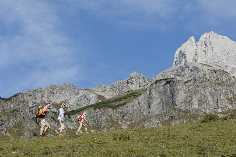 西方人,儿童,中年人,三个人,家庭,夫妻,母亲,父亲,女儿,走,横图,室外,白天,仰视,爱情,旅游,度假,纯洁,草地,草坪,石头,美景,山,山脉,植物,奥地利,欧洲,欧洲人,一排,阴影,服装,整齐,光线,包,石子,影子,景观,山顶,山峰,云,云朵,山峦,浪漫,云彩,旅行包,注视,休闲装,娱乐,草,排列,小孩,衣服,蓝色,绿色,白云,蓝天,天空,阳光,自然,背包,群山,天,观察,看,享受,休闲,温暖,温馨,父女,母女,三口之家,一家人,休闲服,景色,恩爱,放松,父爱,可爱,母爱,童年,童趣,恋人,服饰,晴朗,观看,和睦,察看,队列,关注,自然风光,童真,烂漫,无邪,中欧,沉积岩,首府,萨尔斯堡,奥地利共和国,旅游包,萨尔茨堡,萨尔茨堡州,颠峰,极峰,水成岩,天真,男人,男性,年轻女性,女孩,女人,女性,中年男性,白种人,孩子,夫妇,情侣,石块,岩石,晴空,步行,散步,走路,彩图,低角度拍摄,全身,蓬高地区圣约翰县,菲尔兹莫斯,伴侣,融洽,双肩包,女生