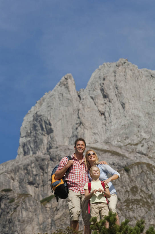 西方人,儿童,中年人,三个人,家庭,夫妻,母亲,父亲,女儿,站,抱,笑,微笑,露齿笑,竖图,室外,白天,仰视,爱情,旅游,度假,纯洁,草地,石头,美景,山,山脉,植物,奥地利,欧洲,欧洲人,阴影,服装,光线,包,墨镜,石子,眼镜,影子,景观,山顶,山峰,云,云朵,山峦,浪漫,云彩,旅行包,依偎,注视,休闲装,娱乐,草,小孩,衣服,蓝色,绿色,白云,蓝天,天空,阳光,自然,背包,太阳镜,太阳眼镜,群山,天,观察,看,靠,靠着,倚靠,站着,享受,休闲,温暖,温馨,父女,母女,三口之家,一家人,休闲服,遮阳镜,景色,恩爱,放松,父爱,可爱,母爱,童年,童趣,恋人,服饰,晴朗,抱着,观看,和睦,察看,搂着,倚着,关注,自然风光,童真,烂漫,无邪,中欧,沉积岩,首府,萨尔斯堡,依附,依赖,投靠,奥地利共和国,旅游包,萨尔茨堡,萨尔茨堡州,颠峰,极峰,水成岩,天真,男人,男性,年轻女性,女孩,女人,女性,中年男性,白种人,孩子,夫妇,情侣,石块,岩石,晴空,怀抱,搂,搂抱,相抱,拥抱,站立,半身,彩图,低角度拍摄,蓬高地区圣约翰县,菲尔兹莫斯,伴侣,融洽,双肩包,女生