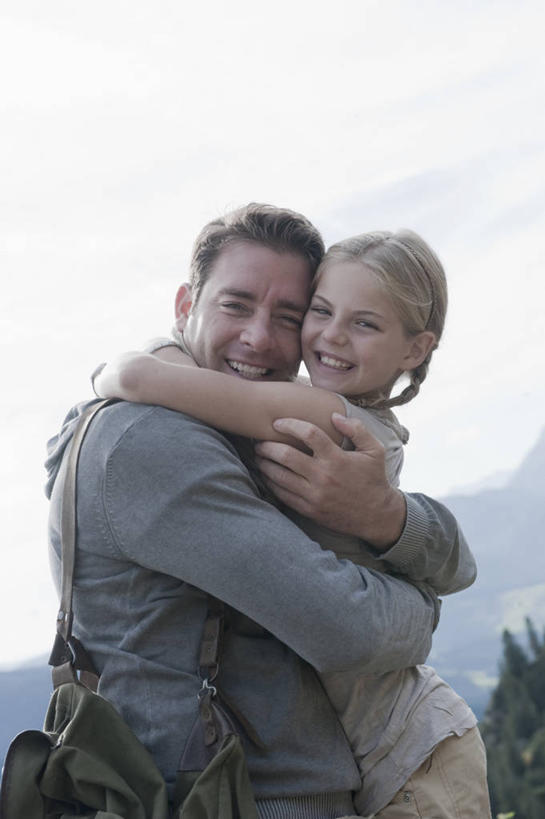 西方人,儿童,中年人,两个人,家庭,父亲,女儿,站,抱,笑,微笑,露齿笑,竖图,室外,白天,侧面,旅游,度假,纯洁,石头,美景,森林,山,山脉,树林,植物,奥地利,欧洲,欧洲人,阴影,服装,光线,包,石子,影子,景观,山峰,山峦,旅行包,扭头,注视,休闲装,娱乐,树,树木,小孩,衣服,蓝色,绿色,蓝天,天空,阳光,自然,背包,群山,天,观察,看,站着,转头,享受,休闲,温暖,温馨,父女,一家人,休闲服,景色,放松,父爱,可爱,童年,童趣,服饰,生长,晴朗,成长,抱着,观看,和睦,察看,搂着,关注,自然风光,童真,烂漫,无邪,中欧,沉积岩,万里无云,首府,萨尔斯堡,奥地利共和国,旅游包,萨尔茨堡,萨尔茨堡州,水成岩,天真,男人,男性,女孩,中年男性,白种人,孩子,石块,岩石,晴空,晴空万里,怀抱,搂,搂抱,相抱,拥抱,站立,半身,彩图,蓬高地区圣约翰县,菲尔兹莫斯,融洽,双肩包,女生