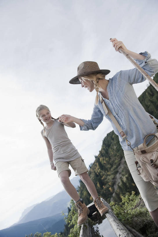 西方人,儿童,两个人,家庭,母亲,女儿,走,握手,笑,微笑,露齿笑,竖图,室外,白天,仰视,旅游,度假,纯洁,石头,美景,森林,山,山脉,树林,植物,帽子,奥地利,欧洲,欧洲人,握,阴影,服装,光线,包,工具,器材,石子,影子,景观,山顶,山峰,山峦,拿,旅行包,拿着,扭头,注视,休闲装,娱乐,相视,树,树木,小孩,衣服,蓝色,绿色,蓝天,天空,阳光,自然,遮阳帽,群山,天,观察,看,转头,享受,休闲,温暖,温馨,母女,一家人,面对面,休闲服,器械,景色,放松,可爱,母爱,童年,童趣,握着,服饰,生长,晴朗,成长,拐杖,观看,对视,和睦,察看,互视,关注,自然风光,相对,童真,烂漫,无邪,中欧,沉积岩,万里无云,相看,首府,萨尔斯堡,登山杖,辅助设备,奥地利共和国,旅游包,提包,萨尔茨堡,萨尔茨堡州,颠峰,极峰,登山棍,水成岩,天真,年轻女性,女孩,女人,女性,白种人,孩子,年轻人,石块,岩石,晴空,晴空万里,步行,搀手,登山,拉手,爬山,散步,手搀手,手拉手,手牵手,手握手,走路,半身,彩图,低角度拍摄,蓬高地区圣约翰县,菲尔兹莫斯,融洽,女生