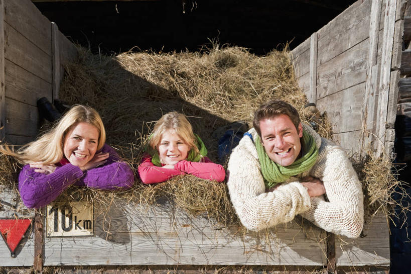 西方人,儿童,中年人,三个人,家庭,夫妻,母亲,父亲,女儿,笑,微笑,露齿笑,横图,室外,白天,正面,爱情,旅游,度假,纯洁,美景,卡车,汽车,奥地利,欧洲,欧洲人,一堆,一排,许多,阴影,堆叠,堆积,服装,整齐,装饰,光线,影子,景观,干草,很多,浪漫,注视,休闲装,娱乐,车,排列,小孩,衣服,阳光,自然,围巾,草垛,交通工具,观察,看,趴着,享受,休闲,温暖,温馨,父女,母女,三口之家,一家人,休闲服,景色,恩爱,放松,父爱,可爱,母爱,童年,童趣,恋人,服饰,围脖,观看,堆,保暖,华丽,点缀,和睦,察看,御寒,队列,关注,自然风光,载具,童真,烂漫,无邪,中欧,首府,萨尔斯堡,衬托,美观,雅致,雅观,奥地利共和国,萨尔茨堡,萨尔茨堡州,干草垛,天真,男人,男性,年轻女性,女孩,女人,女性,中年男性,白种人,孩子,夫妇,情侣,趴,彩图,全身,弗拉肖,蓬高地区圣约翰县,伴侣,融洽,女生