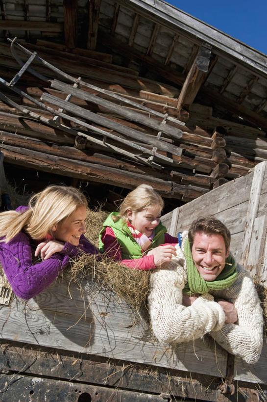 西方人,儿童,中年人,三个人,家庭,夫妻,母亲,父亲,女儿,笑,微笑,露齿笑,竖图,室外,白天,仰视,爱情,旅游,度假,纯洁,美景,卡车,汽车,奥地利,欧洲,欧洲人,一堆,一排,许多,阴影,堆叠,堆积,服装,整齐,装饰,光线,影子,景观,干草,很多,浪漫,注视,休闲装,娱乐,车,排列,小孩,衣服,蓝色,蓝天,天空,阳光,自然,围巾,草垛,交通工具,天,观察,看,趴着,享受,休闲,温暖,温馨,父女,母女,三口之家,一家人,休闲服,景色,恩爱,放松,父爱,可爱,母爱,童年,童趣,恋人,服饰,晴朗,围脖,观看,堆,保暖,华丽,点缀,和睦,察看,御寒,队列,关注,自然风光,载具,童真,烂漫,无邪,中欧,万里无云,首府,萨尔斯堡,衬托,美观,雅致,雅观,奥地利共和国,萨尔茨堡,萨尔茨堡州,干草垛,天真,男人,男性,年轻女性,女孩,女人,女性,中年男性,白种人,孩子,夫妇,情侣,晴空,晴空万里,趴,半身,彩图,低角度拍摄,弗拉肖,蓬高地区圣约翰县,伴侣,融洽,女生