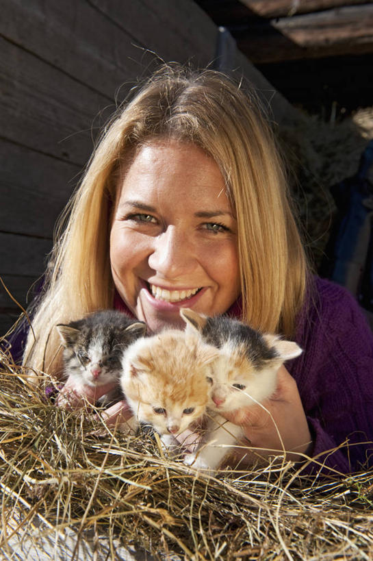 西方人,一个人,抱,笑,摸,微笑,露齿笑,竖图,室外,白天,正面,旅游,度假,美景,卡车,汽车,宠物,猫,奥地利,欧洲,欧洲人,仅一个年轻女性,仅一个女性,仅一个人,三只,一堆,许多,抚摸,阴影,堆叠,堆积,服装,光线,影子,景观,干草,很多,注视,休闲装,娱乐,车,衣服,阳光,自然,动物,草垛,交通工具,观察,看,趴着,享受,休闲,休闲服,景色,放松,可爱,服饰,抱着,观看,堆,察看,搂着,关注,自然风光,载具,猫咪,中欧,首府,萨尔斯堡,奥地利共和国,萨尔茨堡,萨尔茨堡州,干草垛,年轻女性,女人,女性,白种人,触摸,接触,搂,搂抱,趴,半身,彩图,弗拉肖,蓬高地区圣约翰县