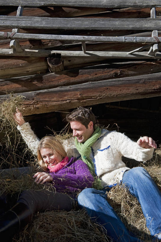 西方人,两个人,家庭,夫妻,农场,躺,伸展双臂,笑,微笑,露齿笑,竖图,俯视,室外,白天,爱情,旅游,度假,畜牧业,牧场,美景,奥地利,欧洲,欧洲人,一堆,许多,阴影,堆叠,堆积,服装,装饰,光线,影子,景观,干草,很多,浪漫,注视,休闲装,娱乐,衣服,阳光,自然,围巾,草垛,观察,看,享受,休闲,温暖,温馨,一家人,休闲服,景色,恩爱,放松,恋人,服饰,围脖,观看,堆,保暖,华丽,点缀,和睦,察看,御寒,关注,自然风光,中欧,畜牧,首府,萨尔斯堡,牧业,衬托,美观,雅致,雅观,奥地利共和国,萨尔茨堡,萨尔茨堡州,干草垛,卧着,男人,男性,年轻女性,女人,女性,中年男性,白种人,年轻人,夫妇,情侣,敞开双臂,伸开双臂,躺着,卧,展开双肩,张开手臂,张开双臂,半身,彩图,高角度拍摄,弗拉肖,蓬高地区圣约翰县,伴侣,融洽