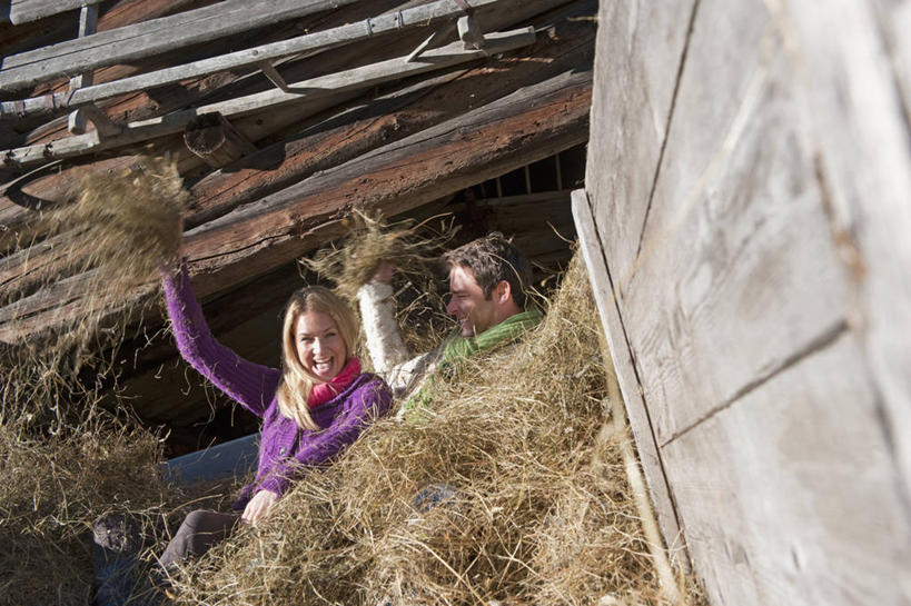 西方人,两个人,家庭,夫妻,躺,举,笑,微笑,露齿笑,横图,俯视,室外,白天,爱情,旅游,度假,美景,卡车,汽车,奥地利,欧洲,欧洲人,一堆,许多,握,阴影,堆叠,堆积,服装,装饰,光线,影子,景观,干草,很多,浪漫,拿,拿着,注视,休闲装,娱乐,车,衣服,阳光,自然,围巾,草垛,交通工具,观察,看,托,享受,休闲,温暖,温馨,一家人,休闲服,景色,恩爱,放松,握着,恋人,服饰,围脖,观看,堆,保暖,华丽,点缀,和睦,察看,御寒,关注,自然风光,载具,中欧,首府,萨尔斯堡,衬托,美观,雅致,雅观,奥地利共和国,萨尔茨堡,萨尔茨堡州,干草垛,卧着,男人,男性,年轻女性,女人,女性,中年男性,白种人,年轻人,夫妇,情侣,举起,举手,举着,躺着,卧,向上举,向上伸,向上托,半身,彩图,高角度拍摄,弗拉肖,蓬高地区圣约翰县,伴侣,融洽