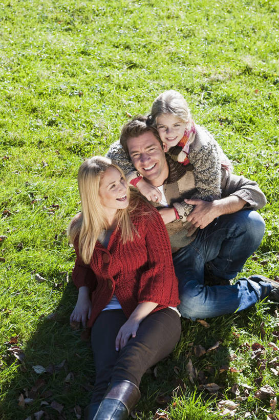 西方人,儿童,中年人,三个人,家庭,夫妻,母亲,父亲,女儿,坐,抱,笑,盘腿,微笑,露齿笑,竖图,俯视,室外,白天,爱情,旅游,度假,纯洁,草地,草坪,美景,植物,奥地利,欧洲,欧洲人,阴影,服装,裤子,光线,影子,景观,浪漫,注视,牛仔裤,休闲装,娱乐,草,小孩,衣服,绿色,阳光,自然,观察,看,享受,休闲,温暖,温馨,父女,母女,三口之家,一家人,休闲服,景色,恩爱,放松,父爱,可爱,母爱,童年,童趣,恋人,服饰,抱着,观看,和睦,察看,搂着,关注,自然风光,童真,烂漫,无邪,中欧,首府,萨尔斯堡,奥地利共和国,萨尔茨堡,萨尔茨堡州,天真,男人,男性,年轻女性,女孩,女人,女性,中年男性,白种人,孩子,夫妇,情侣,怀抱,搂,搂抱,盘腿而坐,盘膝,盘着腿的,盘着腿坐,双腿交叉,相抱,拥抱,坐着,半身,彩图,高角度拍摄,弗拉肖,蓬高地区圣约翰县,伴侣,融洽,女生