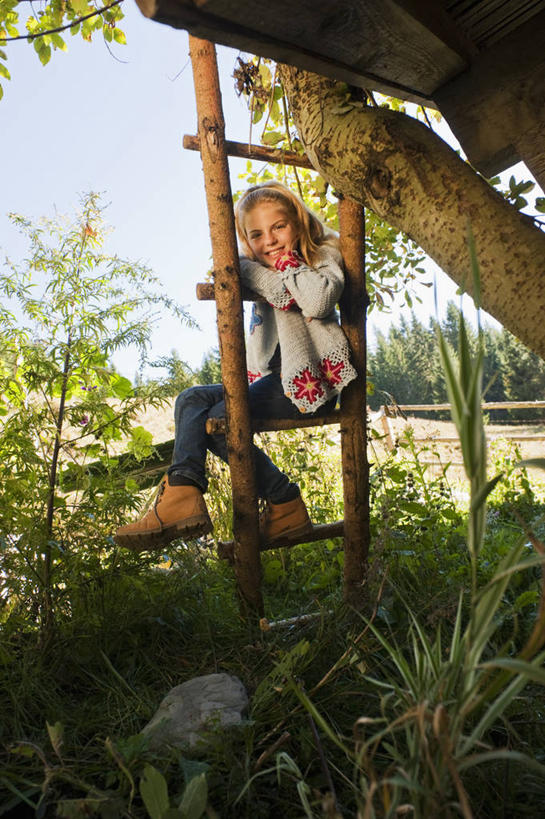 西方人,儿童,一个人,坐,笑,攀登,微笑,露齿笑,竖图,室外,白天,侧面,旅游,度假,纯洁,草地,草坪,美景,植物,奥地利,欧洲,欧洲人,仅一个女性,仅一个人,阴影,服装,光线,梯子,影子,阶梯,木梯,景观,注视,休闲装,娱乐,草,树,树木,小孩,衣服,绿色,阳光,自然,观察,看,仅一个小孩,享受,休闲,休闲服,爬,景色,放松,可爱,童年,童趣,服饰,生长,成长,观看,上升,察看,关注,自然风光,童真,烂漫,无邪,中欧,首府,萨尔斯堡,登高,奥地利共和国,萨尔茨堡,萨尔茨堡州,天真,女孩,女人,女性,白种人,孩子,攀爬,坐着,彩图,全身,弗拉肖,蓬高地区圣约翰县,女生