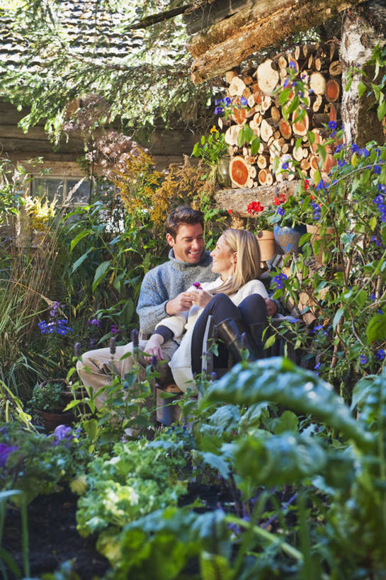 西方人,两个人,家庭,夫妻,家,木屋,坐,笑,微笑,露齿笑,竖图,室外,白天,正面,爱情,旅游,度假,花海,花圃,美景,植物,叶子,椅子,奥地利,欧洲,欧洲人,阴影,服装,朦胧,模糊,盛开,光线,影子,木椅,景观,浪漫,花蕾,注视,休闲装,娱乐,住宅,花,花瓣,花朵,花卉,鲜花,树,树木,衣服,绿色,阳光,自然,花丛,花束,花田,花苞,花蕊,观察,看,享受,休闲,温暖,温馨,一家人,休闲服,景色,恩爱,放松,恋人,服饰,生长,成长,观看,和睦,察看,关注,自然风光,中欧,首府,萨尔斯堡,奥地利共和国,萨尔茨堡,萨尔茨堡州,男人,男性,年轻女性,女人,女性,中年男性,白种人,年轻人,夫妇,情侣,坐着,半身,彩图,茅舍,茅屋,棚屋,小木屋,小屋,弗拉肖,蓬高地区圣约翰县,伴侣,融洽