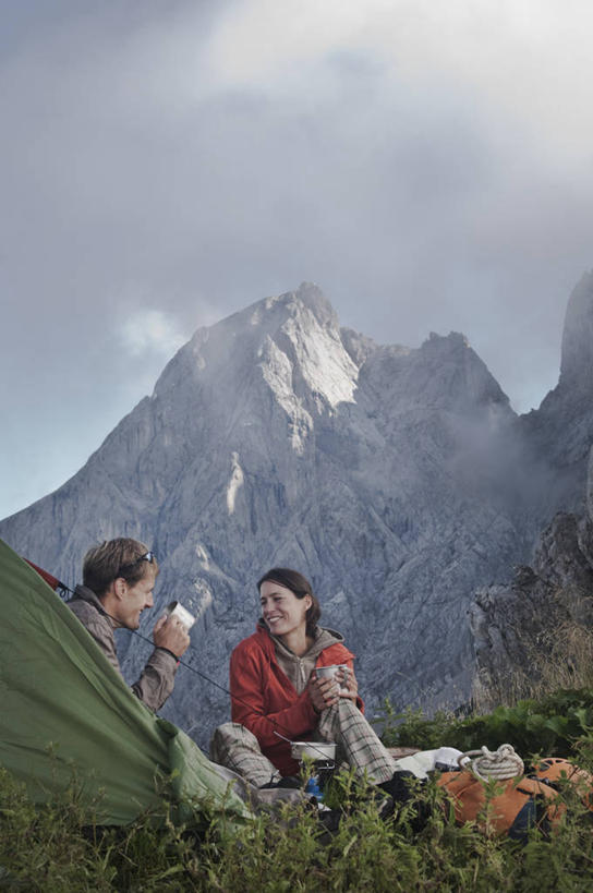 西方人,中年人,两个人,家庭,夫妻,坐,竖图,室外,白天,正面,爱情,旅游,度假,草地,石头,美景,山,山脉,植物,杯子,奥地利,欧洲,欧洲人,握,阴影,服装,光线,石子,影子,帐篷,陶瓷,景观,山顶,山峰,云,云朵,陶瓷制品,山峦,浪漫,拿,云彩,拿着,扭头,注视,休闲装,娱乐,相视,草,衣服,蓝色,绿色,白云,蓝天,天空,阳光,自然,马克杯,水杯,群山,天,观察,看,转头,享受,休闲,温暖,温馨,一家人,面对面,休闲服,景色,恩爱,放松,握着,恋人,服饰,晴朗,观看,对视,和睦,察看,互视,关注,自然风光,露营,相对,野营,中欧,沉积岩,相看,宿营,首府,萨尔斯堡,奥地利共和国,萨尔茨堡,萨尔茨堡州,颠峰,极峰,水成岩,男人,男性,女人,女性,中年男性,中年女性,白种人,夫妇,情侣,石块,岩石,晴空,坐着,半身,彩图,蓬高地区圣约翰县,菲尔兹莫斯,伴侣,融洽