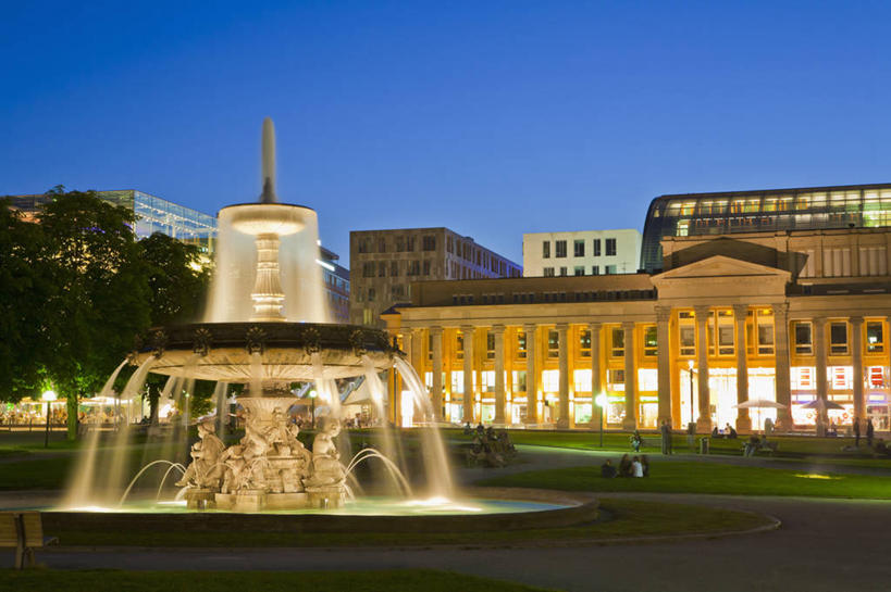 西方人,站,坐,走,横图,室外,夜晚,正面,旅游,度假,草地,草坪,植物,标志建筑,地标,建筑,夜景,雕塑,德国,欧洲,欧洲人,一排,许多,行人,游客,游人,阴影,服装,艺术,整齐,装饰,光线,雕刻,雕像,伞,影子,雨伞,遮阳伞,柱子,拱门,灯光,许多人,注视,休闲装,娱乐,阳伞,建设,路人,旅客,草,树,树木,排列,衣服,绿色,自然,工艺品,观察,看,站着,一群人,享受,休闲,休闲服,旅游胜地,放松,服饰,生长,成长,观看,纪念,美术,察看,太阳伞,西欧,队列,关注,主题,陈列,斯图加特,德意志联邦共和国,宫殿广场,功能,美学,州府,巴登.符腾堡,巴登.符腾堡州,巴符州,过客,男人,男性,年轻男性,年轻女性,女人,女性,白种人,步行,散步,站立,走路,坐着,半身,彩图