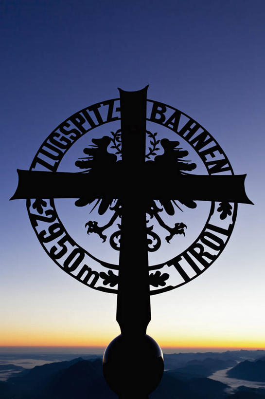 无人,竖图,室外,白天,仰视,旅游,度假,美景,日落,奥地利,欧洲,英文,标志,十字架,文字,字符,字母,景观,晚霞,霞光,落日,背光,娱乐,标识,蓝色,蓝天,天空,自然,黄昏,天,享受,休闲,景色,彩霞,放松,晴朗,英文字母,徽章,自然风光,逆光,中欧,万里无云,奥地利共和国,蒂罗尔,蒂罗尔州,夕照,薄暮,楚格峰,晴空,晴空万里,夕阳,彩图,低角度拍摄,傍晚,斜阳