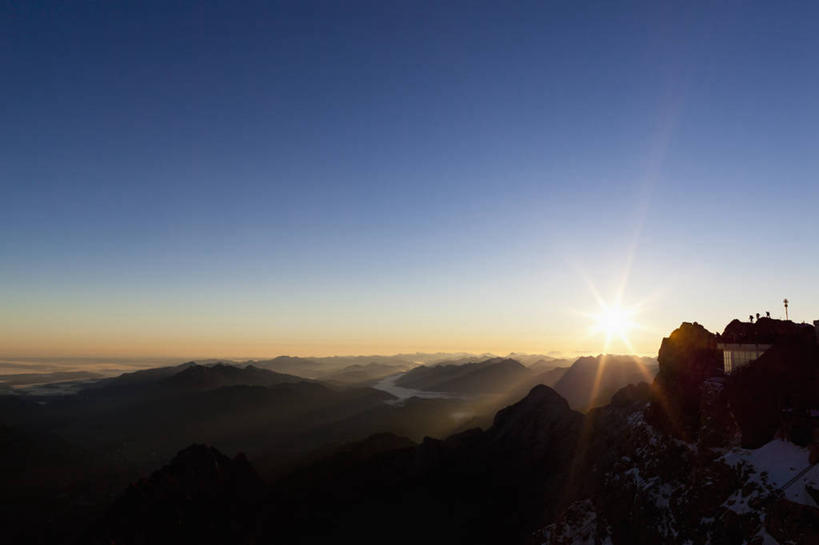 无人,横图,室外,白天,正面,旅游,度假,石头,美景,日落,山,太阳,雪,雪山,大雪,德国,欧洲,阿尔卑斯山,石子,冰,地平线,积雪,景观,山峰,晚霞,霞光,雪景,冬季,冬天,落日,辽阔,地面,山峦,背光,娱乐,自然,黄昏,享受,休闲,广阔,景色,彩霞,放松,寒冷,一望无际,冰冷,西欧,自然风光,延伸,逆光,阿尔卑斯山脉,德意志联邦共和国,天地相交,严寒,冰凉,酷寒,凛冽,凛凛,极冷,巴伐利亚,巴伐利亚州,拜恩州,拜恩自由州,无边无际,一马平川,夕照,薄暮,楚格峰,石块,岩石,夕阳,彩图,傍晚,斜阳