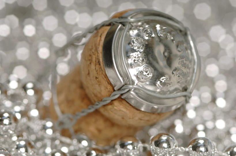 葡萄酒,无人,横图,俯视,室内,特写,白天,奢侈,快乐,桌面,桌子,静物,阴影,朦胧,模糊,反射,木制,木塞,影子,浪漫,红酒瓶,玻璃制品,酒,酒瓶,饮料,玻璃瓶,木制品,瓶子,香槟,瓶塞,诱惑,葡萄酒瓶,保存,密封,气泡酒,起泡酒,汽酒,彩图,高角度拍摄,高兴,欢笑