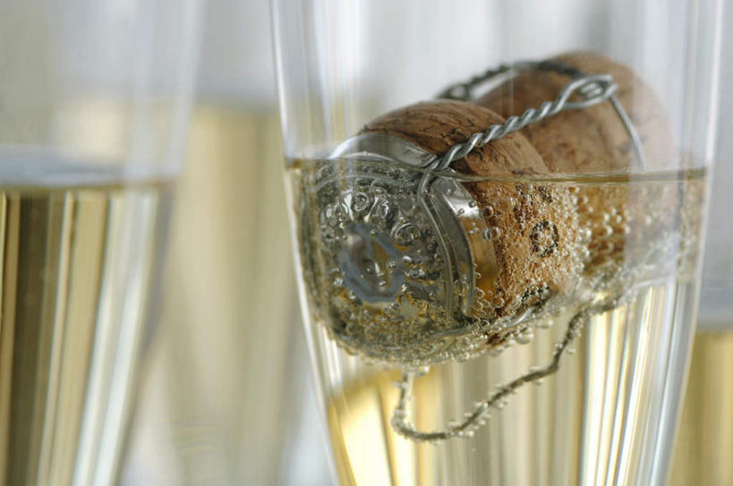 葡萄酒,无人,横图,俯视,室内,特写,白天,奢侈,快乐,桌面,桌子,杯子,许多,阴影,朦胧,模糊,反射,木制,高脚杯,木塞,影子,很多,浪漫,玻璃制品,酒,饮料,一个,酒杯,木制品,香槟,瓶塞,诱惑,单个,保存,密封,香槟杯,气泡酒,起泡酒,汽酒,玻璃杯,彩图,高角度拍摄,高兴,欢笑