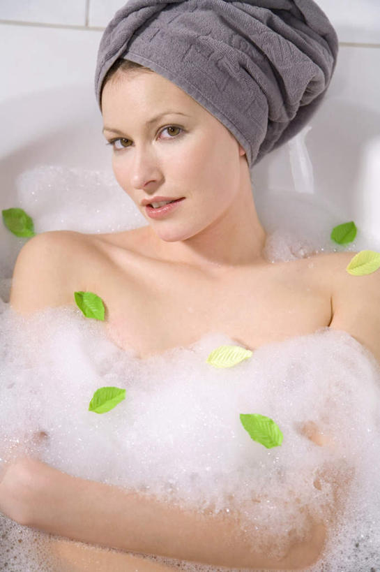 西方人,一个人,躺,双手交叉,竖图,俯视,室内,白天,美容,洗澡,卫生间,浴室,叶子,欧洲,欧洲人,仅一个年轻女性,仅一个女性,仅一个人,护肤,包裹,纺织物,泡沫,绿叶,注视,裸露,泡泡,毛巾,浴缸,观察,看,清洁,保养,泡澡,休闲,嫩叶,放松,观看,保暖,察看,双手抱胸,关注,裸,透气,防水,储水,耐磨,吸水,年轻女性,女人,女性,白种人,叶,叶片,躺着,半身,彩图,高角度拍摄,沐浴室