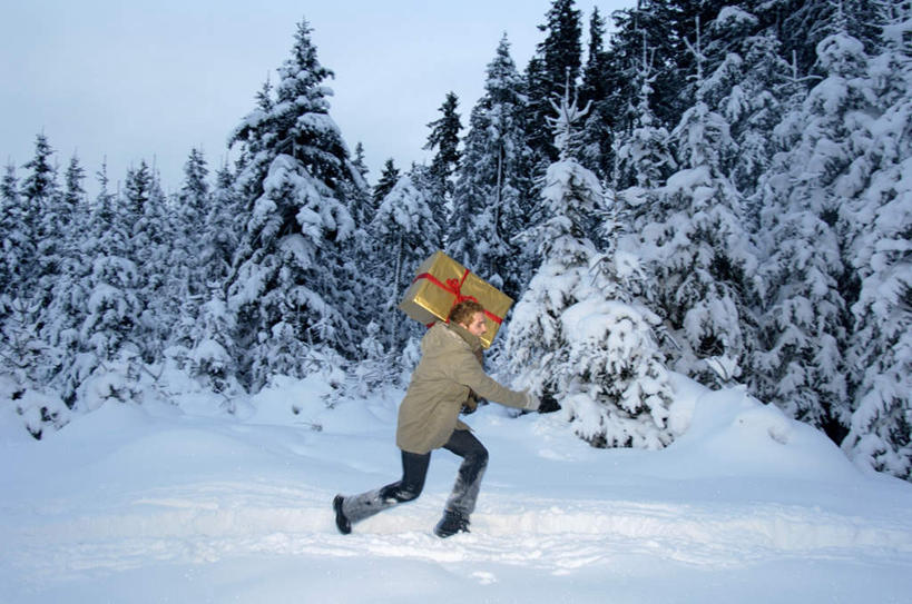 西方人,一个人,走,横图,室外,白天,侧面,雪,植物,大雪,松树,礼盒,礼物,欧洲,欧洲人,仅一个男性,仅一个人,服装,纸盒,积雪,雪景,冬天,注视,休闲装,盒子,树,树木,仅一个年轻男性,衣服,绿色,自然,包装盒,礼品盒,观察,看,扛,休闲,休闲服,服饰,礼品,生长,成长,观看,察看,关注,扛在肩上,骑在肩上,男人,男性,年轻男性,白种人,步行,散步,走路,彩图,全身
