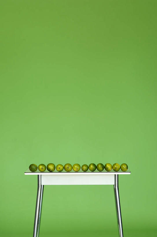 无人,竖图,室内,白天,正面,餐桌,桌子,苹果,水果,一排,许多,绿色背景,新鲜,生食,食品,果实,食物,排列,青苹果,摄影,有机食品,绿色食品,影棚,餐台,队列,彩图,影棚拍摄,拍摄