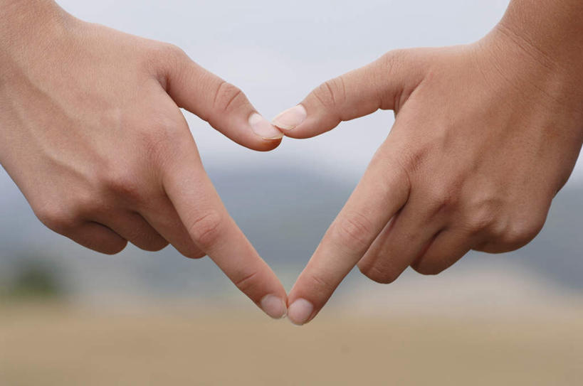 西方人,手,两个人,伙伴,朋友,横图,室外,特写,白天,正面,爱情,友谊,欧洲,欧洲人,爱心,朦胧,模糊,浪漫,温暖,温馨,心形,手部,恩爱,和睦,友情,年轻女性,女人,女性,白种人,心型,半身,彩图,融洽