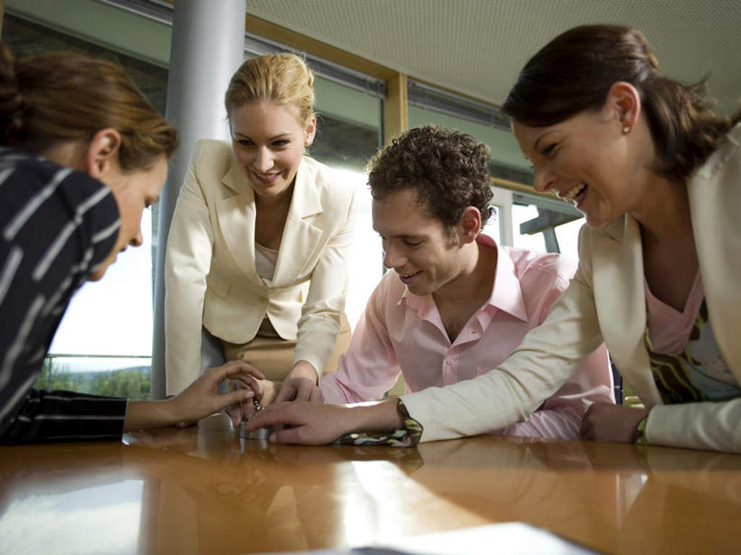 西方人,四个人,同事,商务人士,商务男性,商务女性,办公室,坐,笑,微笑,露齿笑,横图,室内,白天,正面,衬衫,成功,合作,团队,集体,信心,家具,桌子,欧洲,欧洲人,握,套装,办公桌,拿,拿着,注视,队伍,观察,看,握着,观看,察看,组装,领导,成就,关注,商务装,合伙,领袖,工薪阶层,办公家具,男人,男性,年轻男性,年轻女性,女人,女性,白种人,白领,上班族,坐着,半身,彩图,衬衣