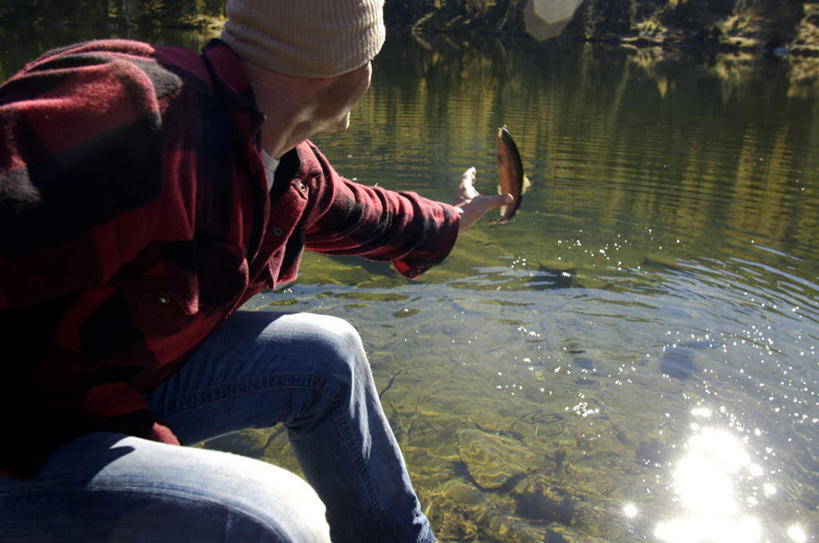 海鲜,西方人,一个人,坐,横图,室外,白天,侧面,湖,湖泊,水,欧洲,欧洲人,仅一个男性,仅一个人,一条,服装,朦胧,模糊,鱼,湖面,水流,水面,拿,拿着,注视,休闲装,水产,鱼类,海洋生物,仅一个年轻男性,衣服,湖水,观察,看,休闲,休闲服,服饰,观看,察看,关注,水生动物,海产品,水生物,海底动物,男人,男性,年轻男性,白种人,坐着,半身,彩图