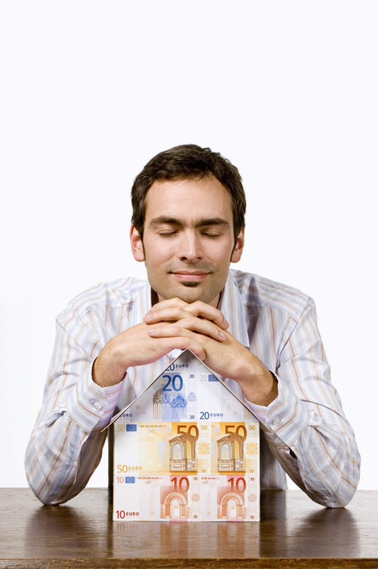 西方人,一个人,商务人士,商务男性,坐,闭眼,双手交叉,竖图,室内,白天,白色背景,正面,衬衫,钱,欧洲,欧洲人,仅一个男性,仅一个人,撑,套装,钱币,仅一个年轻男性,模型,搭建,钞票,金融,纸币,摄影,影棚,经济,撑着,商务装,流通,纸钞,贸易,工薪阶层,货币,现金,男人,男性,年轻男性,白种人,白领,上班族,闭眼睛,闭着眼,闭着眼睛,十字手,坐着,半身,彩图,影棚拍摄,衬衣,拍摄