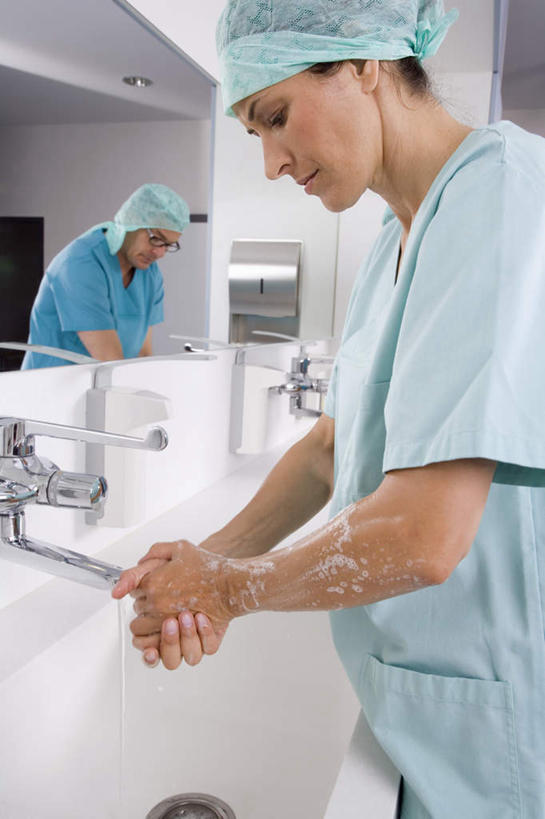 西方人,两个人,伙伴,朋友,医生,站,竖图,室内,白天,侧面,友谊,合作,团队,水,镜子,卫生间,洗手间,帽子,欧洲,欧洲人,水槽,水龙头,液体,水滴,注视,水斗,开关,打开,观察,看,站着,医护人员,医疗人员,战略,观看,阀门,镜像,察看,开启,白大褂,镜面,关注,医生帽,联合,合谋,水咀,配合,协作,男人,男性,女人,女性,中年男性,中年女性,白种人,大夫,厕所,站立,半身,彩图