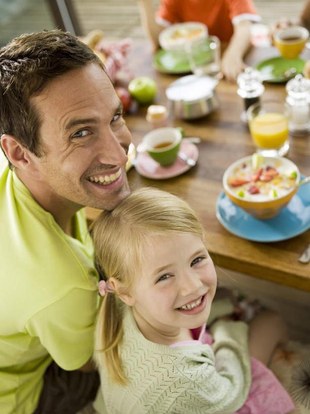 果汁,西方人,儿童,两个人,家庭,父亲,女儿,笑,微笑,露齿笑,竖图,俯视,室内,白天,早餐,纯洁,草莓,柑橘,浆果,杯子,餐具,水果,欧洲,欧洲人,服装,新鲜,碟子,盘,谷物,生食,橙汁,食品,果实,饮品,扭头,注视,休闲装,美食,饮食,玻璃制品,食物,饮料,小孩,衣服,盘子,水杯,碟,观察,看,转头,休闲,温暖,温馨,父女,一家人,休闲服,父爱,可爱,童年,童趣,保健,服饰,有机食品,绿色食品,观看,麦片,和睦,察看,关注,可口,童真,烂漫,无邪,适口,天真,男人,男性,年轻男性,女孩,白种人,孩子,年轻人,玻璃杯,洋莓,水果皇后,橘子,桔子,红莓,地莓,橙子,橙,半身,彩图,高角度拍摄,早饭,融洽,女生